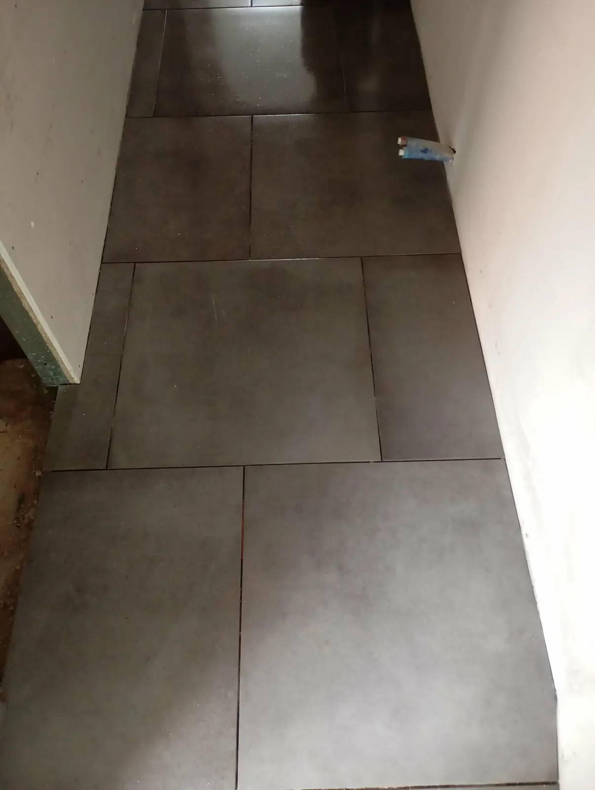 Carrelage grand format dans un couloir
