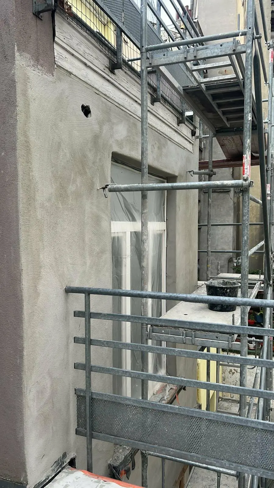 Façade sous échafaudage