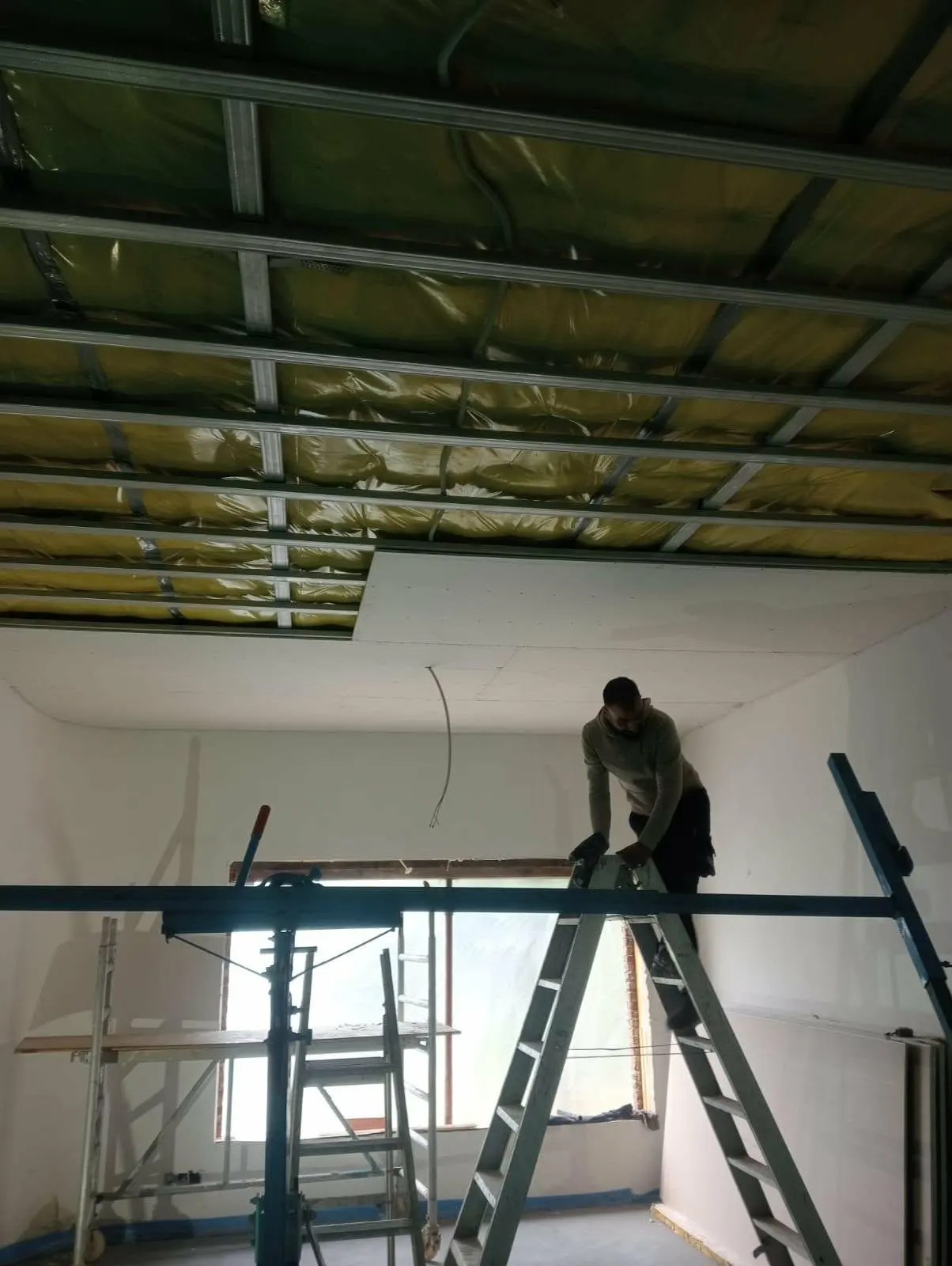 EBM BUILDING, Parachèvement et démolition à Bruxelles