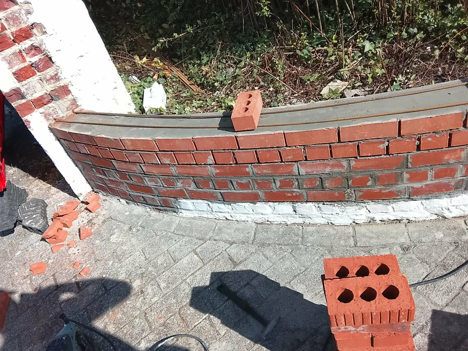 Muret en briques en construction