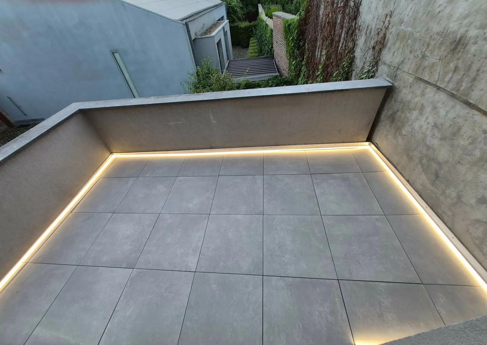 Terrasse carrelée, éclairage LED en pied de muret
