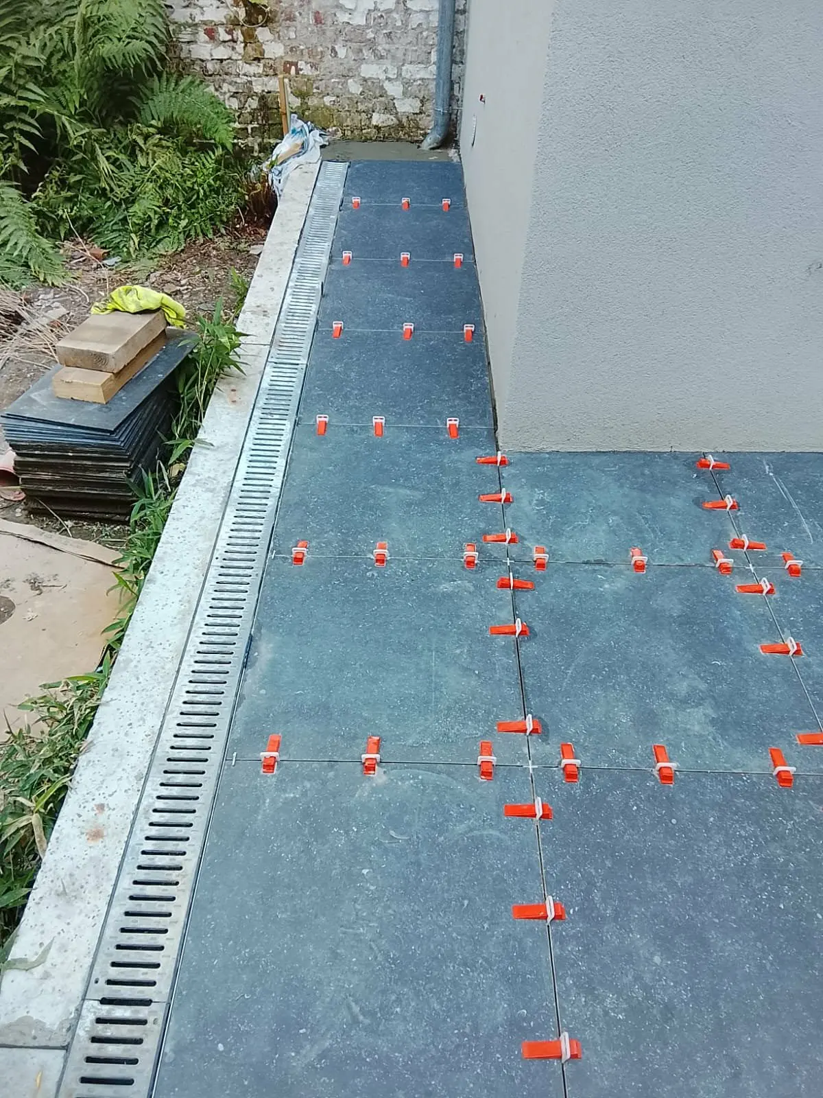Terrasse carrelée le long d'un caniveau, de la pose à la finition, à la pose
