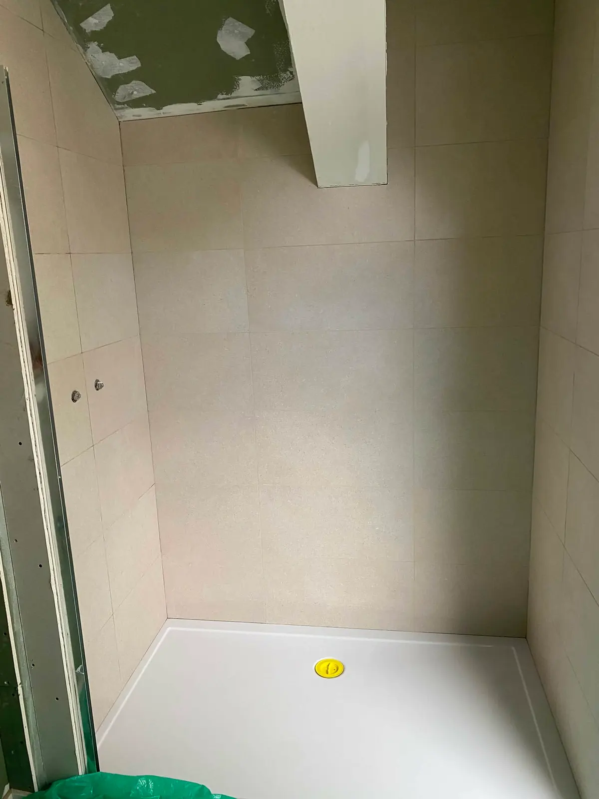 Douche carrelée, receveur blanc